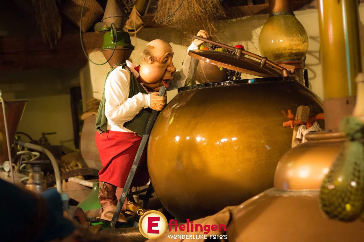 _Eftelingen's tweet photo. Deze Laaf kijkt of het Laafse Lurk al goed aan het borrelen is! 📸 #eftelingen🎢 #efteling @Efteling #kaatsheuvel #laaf #sprookjes #bier https://t.co/MDJzmD6eCp