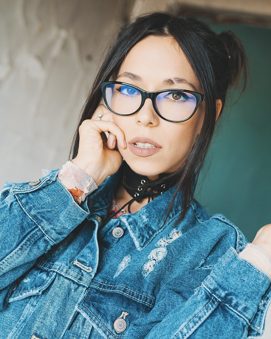 FREIA_official's tweet photo. Looks like I'm on a phonecall but it's just my pose 😞
#SaturdayMorning #fun #BlueJays #bluejeans #Glasses #freia #hairstyle #eyeliner https://t.co/2WhM3S8WzT