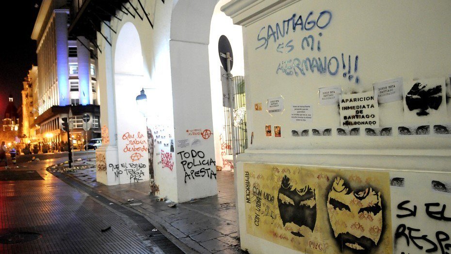 ElDoce's tweet photo. Los destrozos y las pintadas en Plaza de Mayo tras la marcha por Santiago Maldonado https://t.co/C7kKPitWlN https://t.co/pGIBLtm3Rn