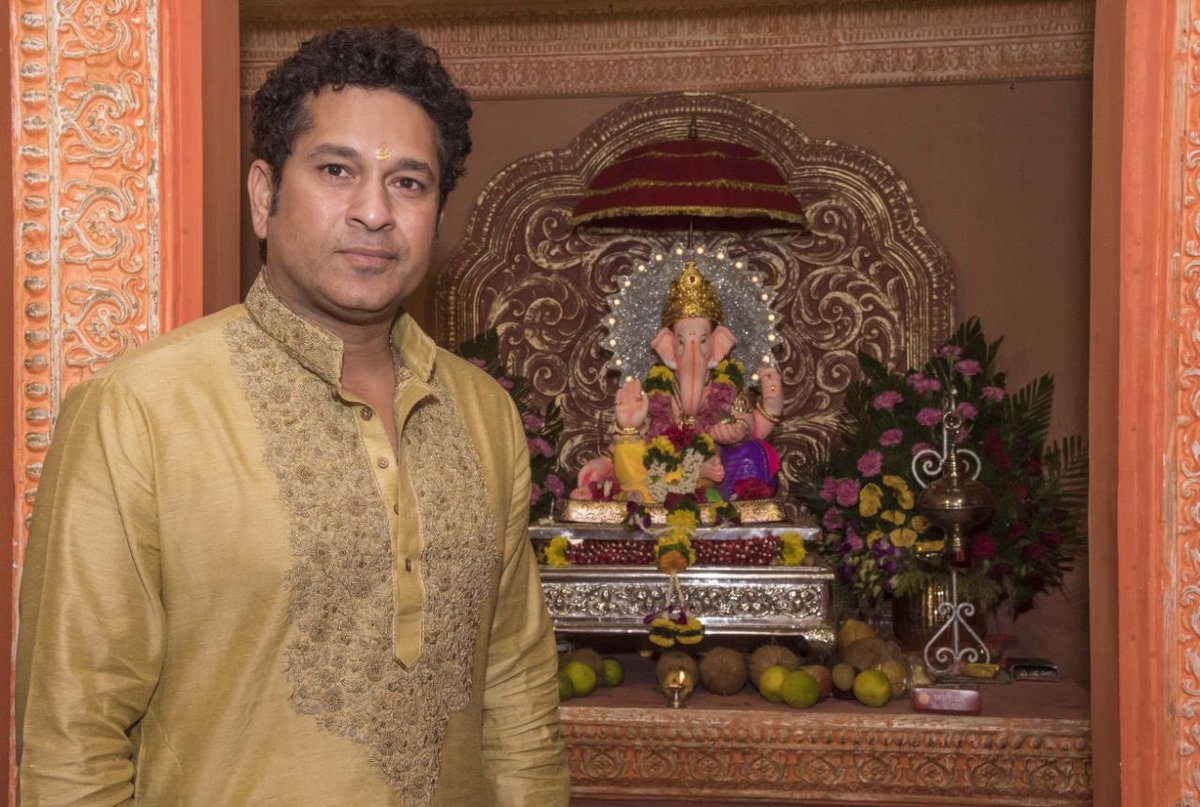 sachin_rt's tweet photo. Sought Bappa's blessings at Mumbai's oldest sarvajanik Ganeshotsav in Girgaum. Bappa has been coming here for the last 125 years 🙏 https://t.co/l24rr3GgWq
