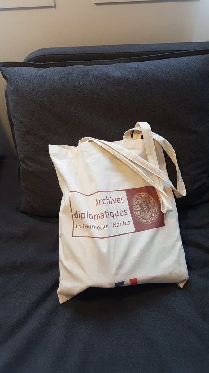 bertodiplo's tweet photo. #SaturdayShopping in Paris : a very "Quai d'Orsay" #totebag ! #diplomaticstyle @francediplo_EN https://t.co/yTJf4fKA4d