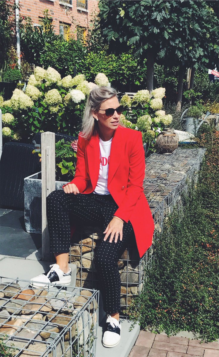 jvdrongelen's tweet photo. I ❤️ RED! New blogpost over deze opvallende kleur die heel stijlvol kan zijn https://t.co/9J2SmMMQCy #jostyle #red #inspiration https://t.co/SfZPLPbPUy