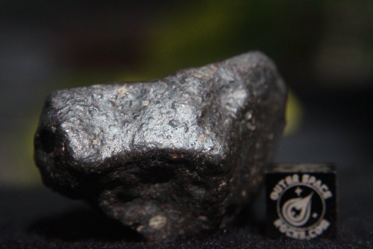 OuterSpaceRocks's tweet photo. #Meteorite 70.7g Individual with AMAZING #FusionCrust the #Matrix reveals #Chondrules Metal #ShockFeatures discovered 2017 #OuterSpaceRocks https://t.co/aUgxzxgZcI