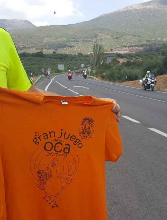 JuegoOca's tweet photo. ¡Qué bien que le sienta este naranja a @lavuelta ! https://t.co/4hwQOjjgOZ