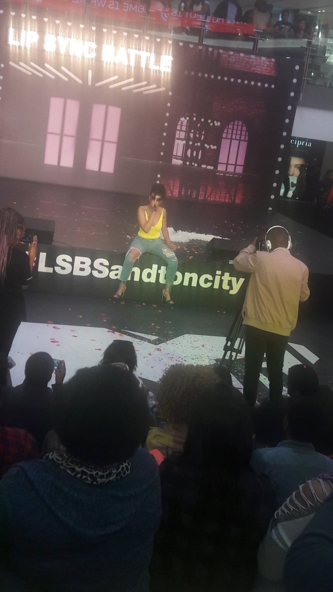 neocoolchick's tweet photo. @PearlThusi @SandtonCity #LSBSandtoncity nice performace https://t.co/FENrCYRTlX