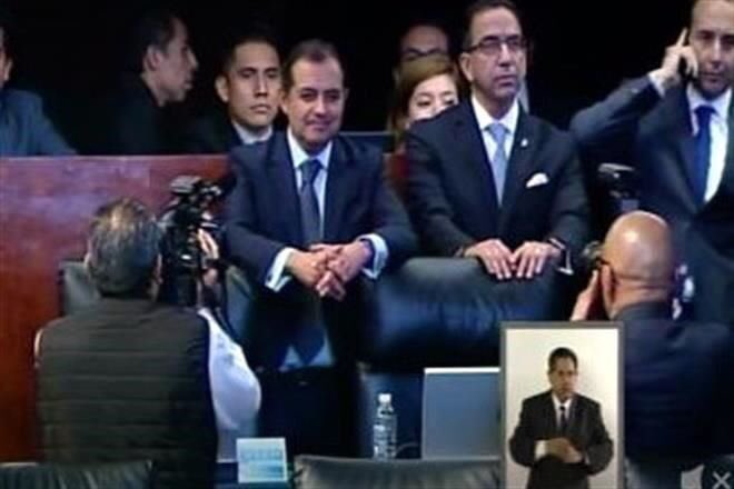 penmargo's tweet photo. A los Senadores Panistas cercanos a Felipe Calderon, les dice el PRI, #BAJENSE los pantalns y ahi los tienen,listos. https://t.co/jiJtbrL1os