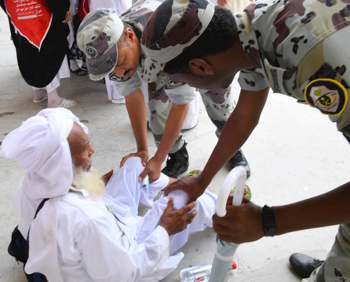 spagov's tweet photo. #رجال_الأمن .. إنسانية تصنع أجمل الصور في #الحج.
#واس
#حج1438هـ 
#السعودية_ترحب_بالعالم https://t.co/tdXCeWCQsf