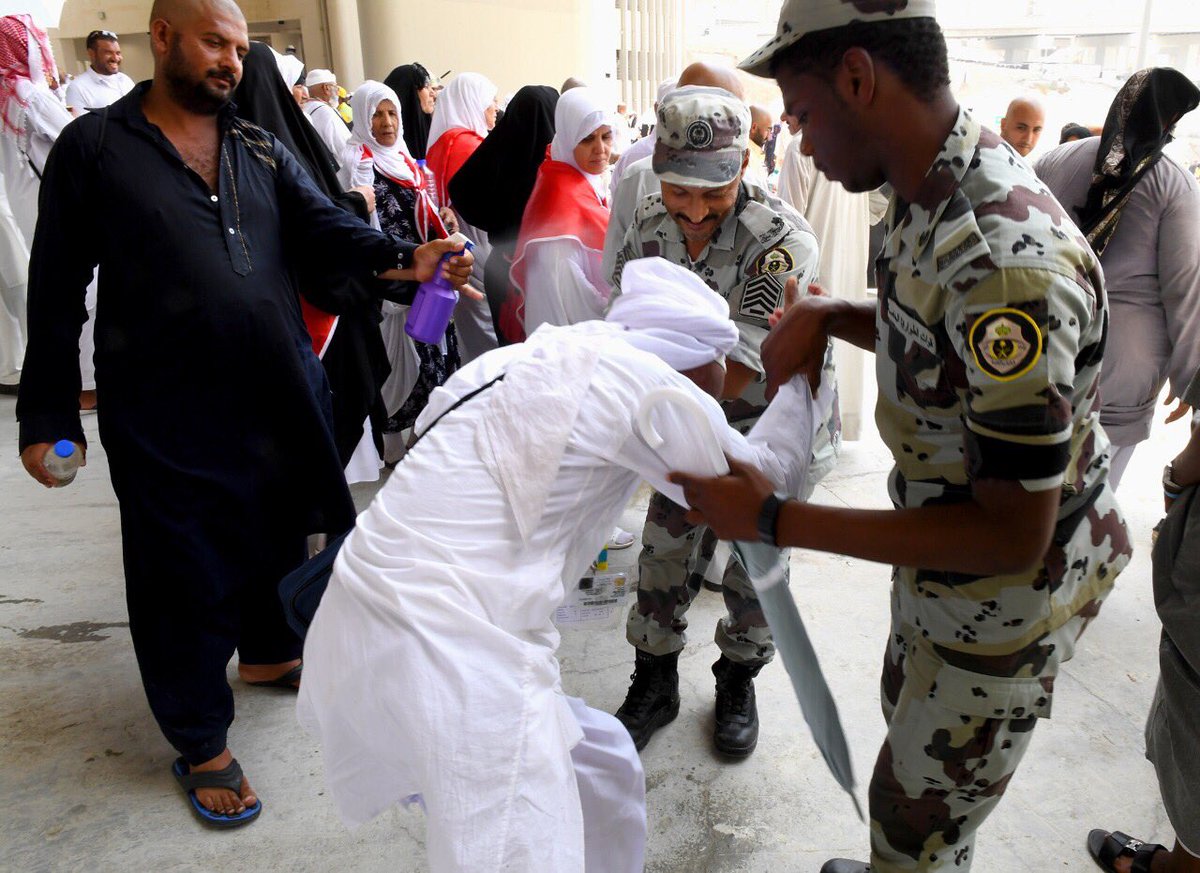 spagov's tweet photo. #رجال_الأمن .. إنسانية تصنع أجمل الصور في #الحج.
#واس
#حج1438هـ 
#السعودية_ترحب_بالعالم https://t.co/tdXCeWCQsf