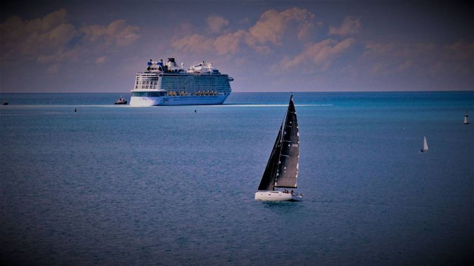 enterbermuda's tweet photo. Chasing the #sunset in #Bermuda. #lifeisgood
#Bermudaful #sailing #cruiseship
#EnterBermuda
https://t.co/KlBNQOIiU3 https://t.co/LUoBNkAs7b