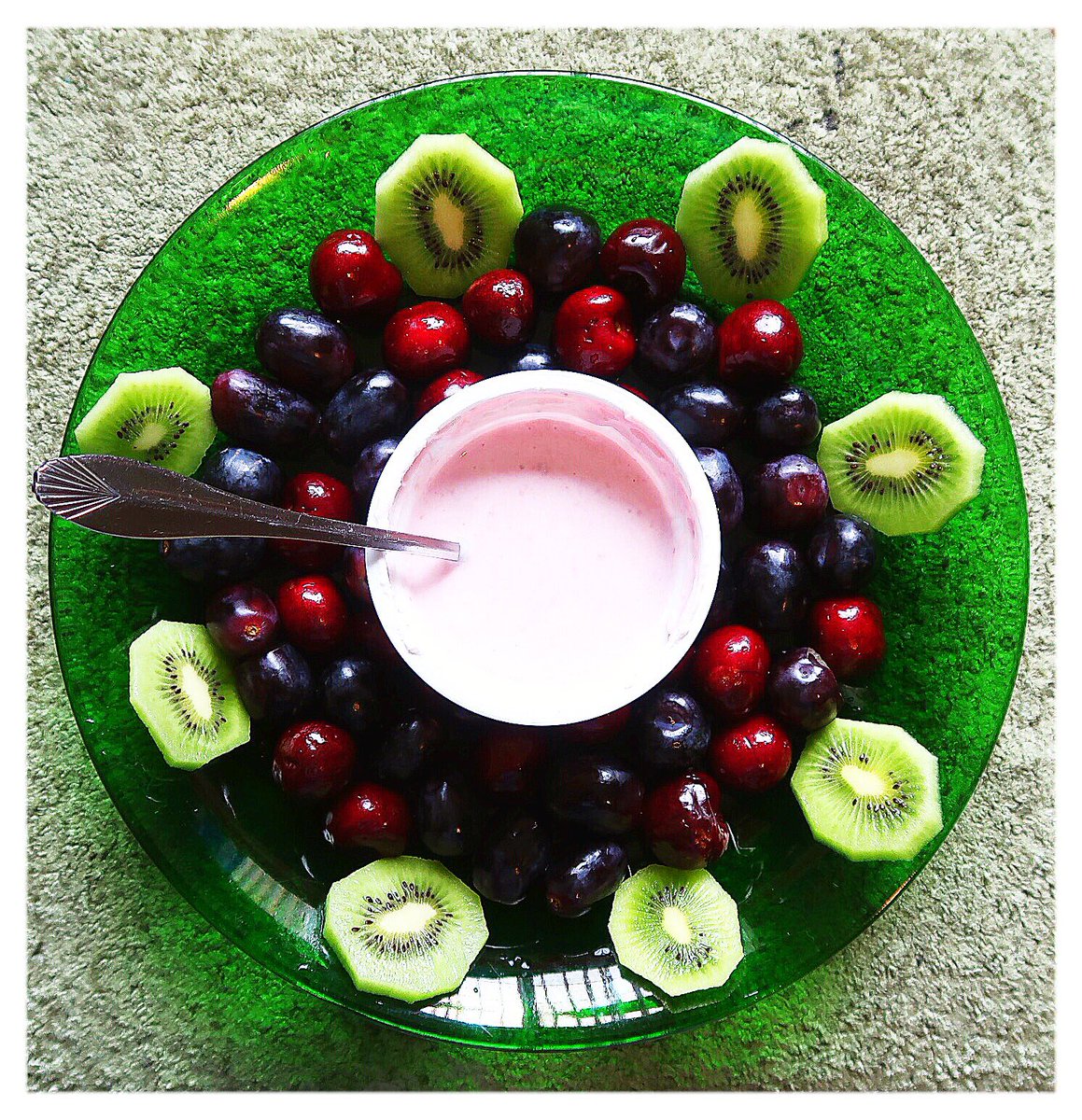 DeliciousBox86's tweet photo. Good morning!!! Breakfast on point!! #breakfast #darkcherries #cherries🍒 #midnightbeauties #grapes 🍇 #kiwi 🥝 #chobani #raspberryyogurt Mmmm😋 https://t.co/5d1srdqbxG