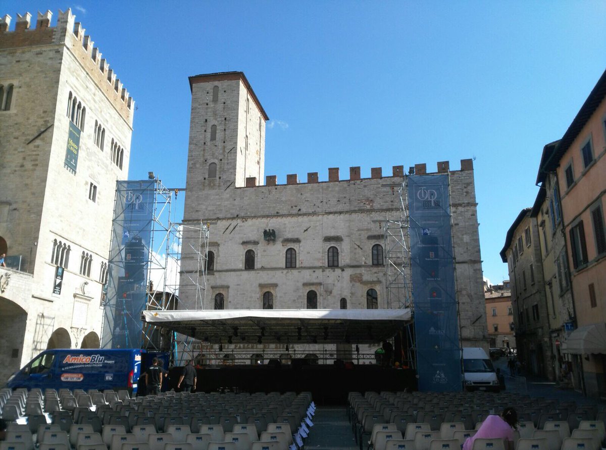 A #Todi splende il sole ed è tutto pronto per #Michelangelo con <a href="/VittorioSgarbi/">Vittorio Sgarbi</a>! Ore 21 Pizza del Popolo #TodiFestival Giorno 8