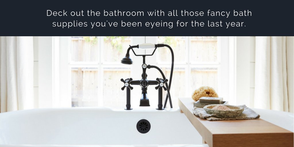 Saatva's tweet image. Staying in this #LaborDayWeekend? 
Splurge on bathroom supplies and relax with a soothing bath.

#StaycationTips | bit.ly/2grr9xX