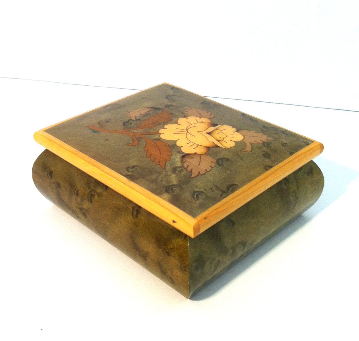 LastTangoVtg's tweet image. Vintage JEWELRY BOX Bird's Eye Maple Wooden Trinket Box Line… etsy.me/2sEVVst #LastTangoVintage #RingStorage