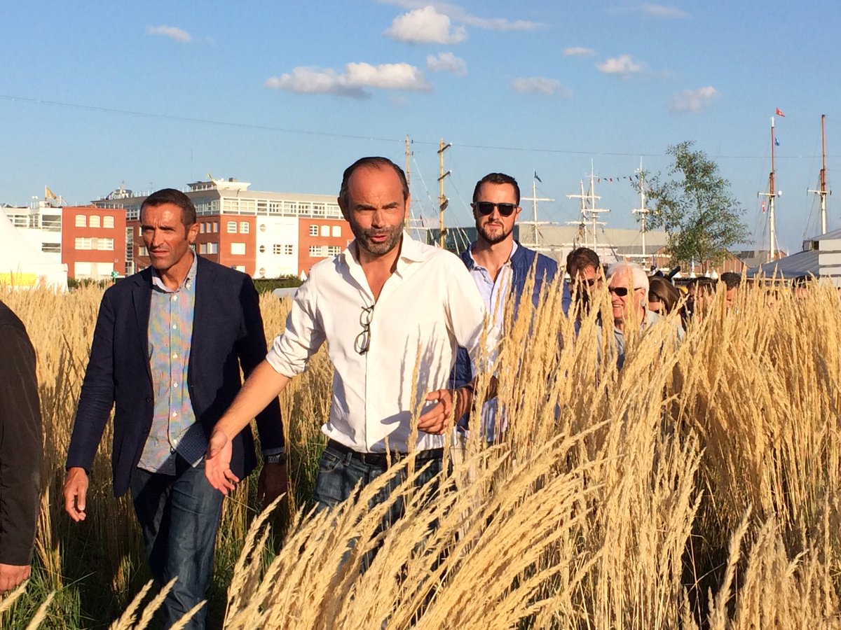 Le bain de foule du premier ministre Edouard Philippe chez lui au #havre se poursuit au pied de l'ENSM #LGVH2017