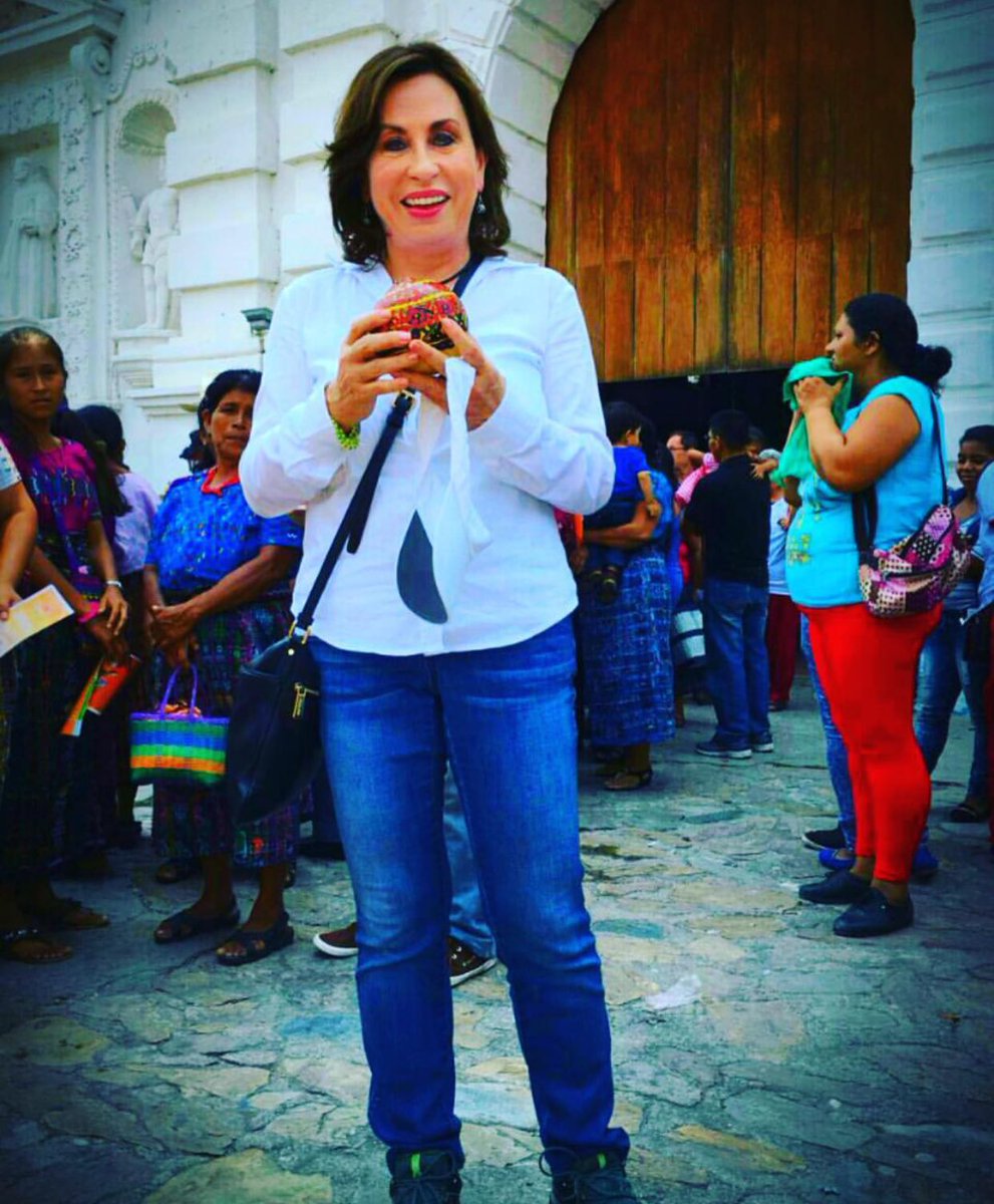 SandraTorresGUA's tweet photo. A empezar este sábado con la mejor actitud, que tengan un fin de semana lleno de bendiciones 💚 https://t.co/vQocOSG8UW