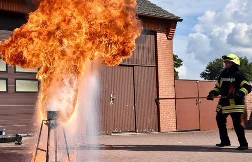kn_online's tweet photo. Viel Action beim Tag der Feuerwehr in #Timmaspe https://t.co/QkMtpz2AND https://t.co/by3HMcrDWj