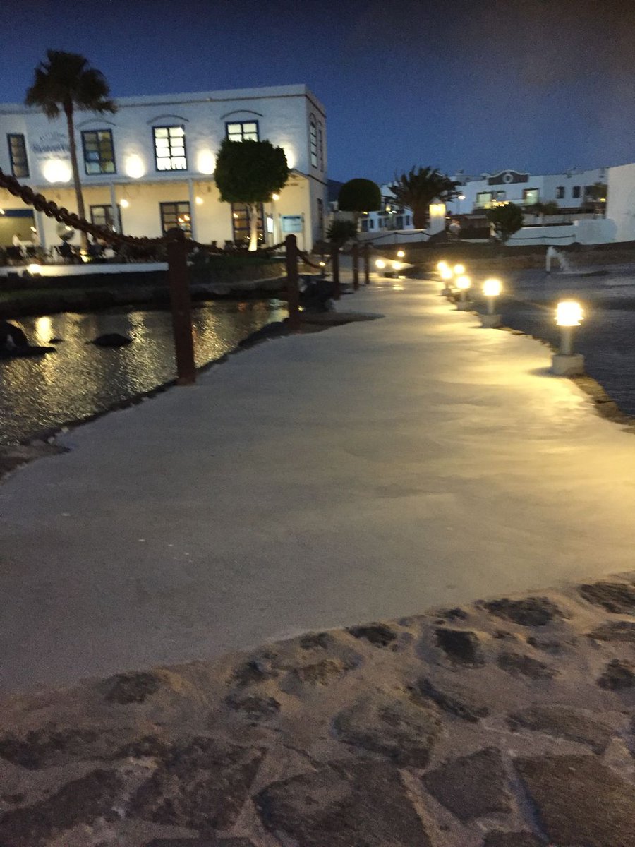 #lanzarote new restaurant spotted on <a href="/MarinaRubicon/">Marina Rubicón</a>. Love the lit path approach