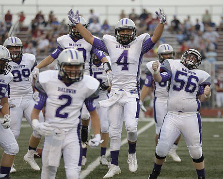 LJWpreps's tweet image. Luke Laskowski leads Baldwin to a 40-14 victory over Eudora, the Bulldogs' first Frontier League win in 2 years. bit.ly/2vA9sCY