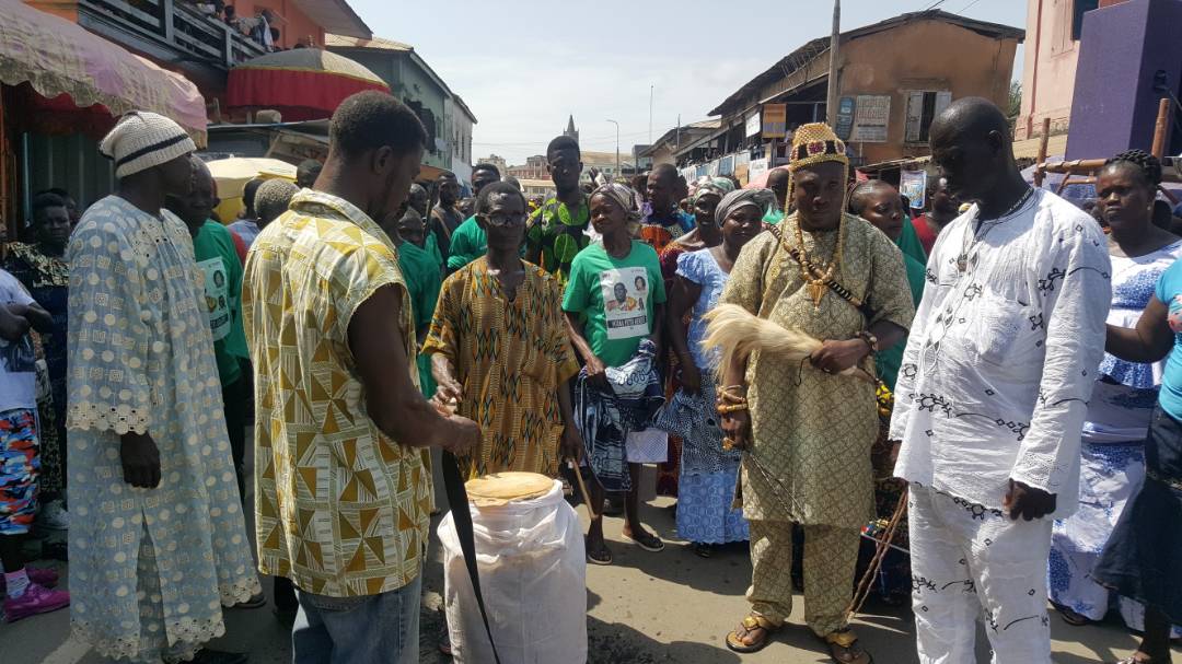 VoyagesAfriq's tweet photo. The various Asafo Companies of the Cape Coast Trad. Area are putting up spirited displays of culture #FetuAfahye #OguaaThings @Activ8Gh https://t.co/ZwX5nbmNb6