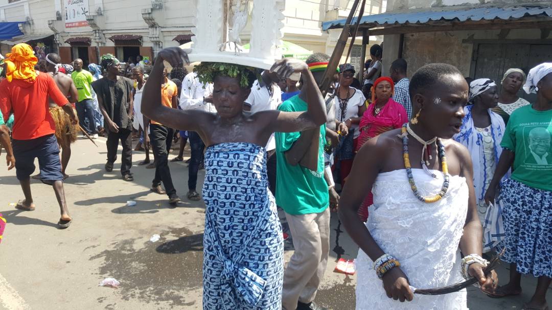 VoyagesAfriq's tweet photo. The various Asafo Companies of the Cape Coast Trad. Area are putting up spirited displays of culture #FetuAfahye #OguaaThings @Activ8Gh https://t.co/ZwX5nbmNb6
