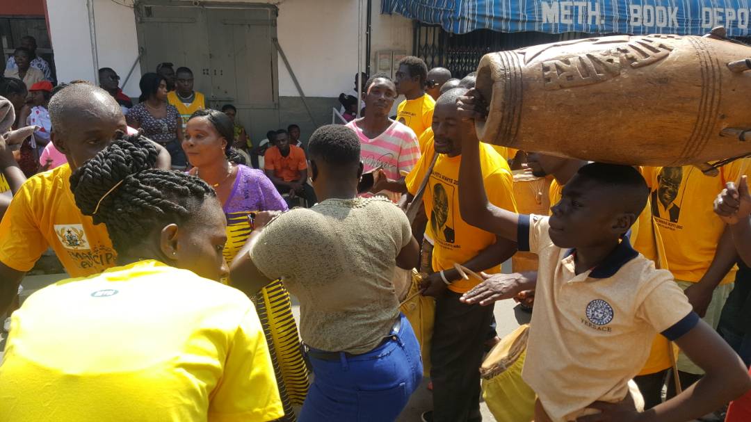 VoyagesAfriq's tweet photo. The various Asafo Companies of the Cape Coast Trad. Area are putting up spirited displays of culture #FetuAfahye #OguaaThings @Activ8Gh https://t.co/ZwX5nbmNb6