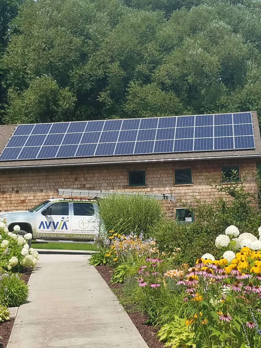 AVVIA_RE's tweet photo. These panels look good as new after a fresh cleaning! #Solar #Clean #CleanEnergy #AVVIA #Green #GreenEnergy #Flowers https://t.co/BgR5WeggvX