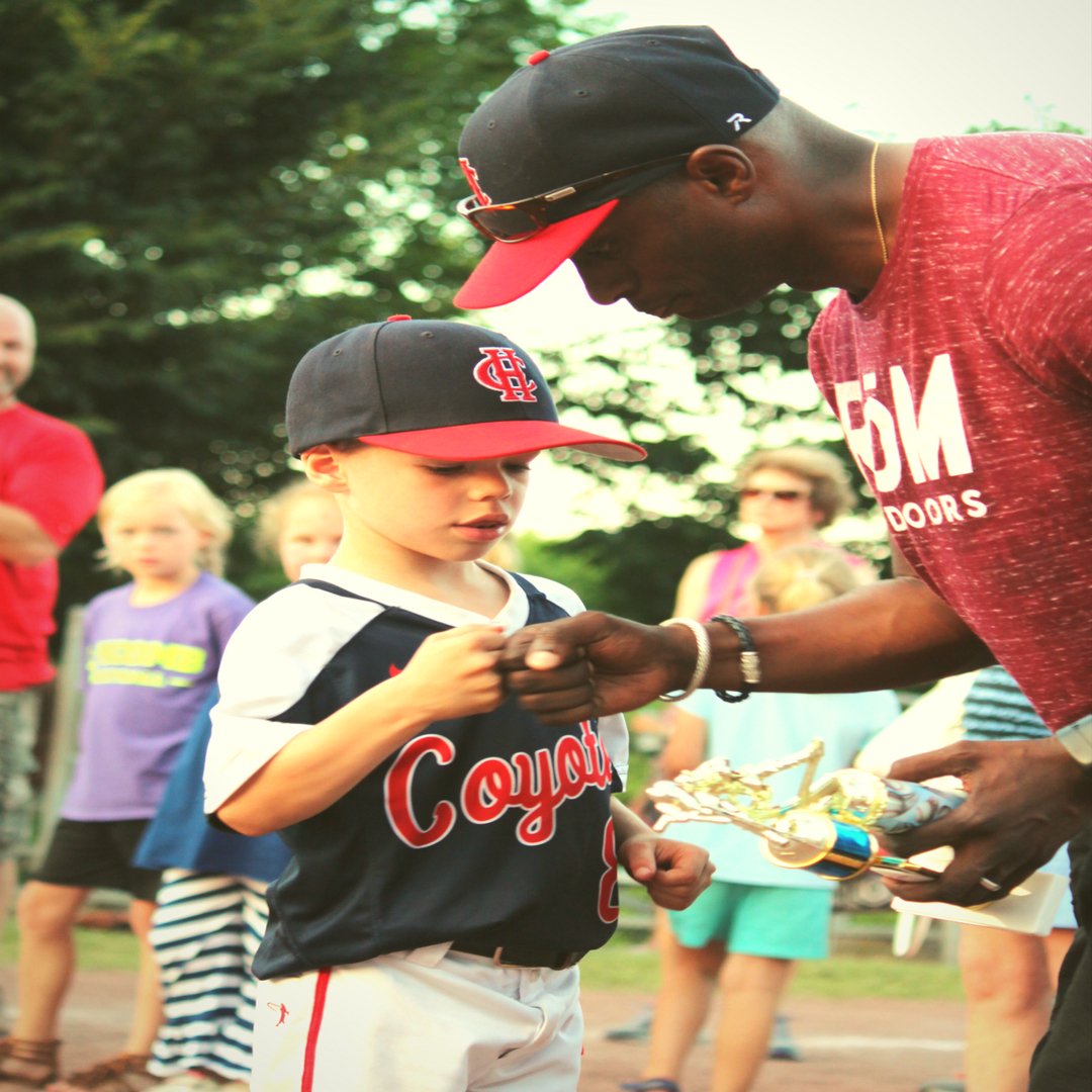 CrieveHallBball's tweet photo. Fist bumps are the best.  See on you Tuesday!  #crievehallbaseball #allforthehall https://t.co/QkYTQlI3BI