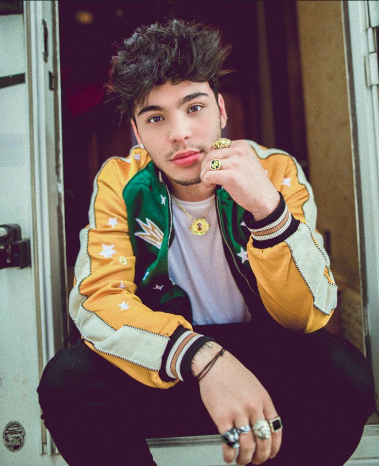 voguelatam's tweet photo. Hoy en #FNOMexico... ¡@villalobossebas! https://t.co/wg33uaLRbL