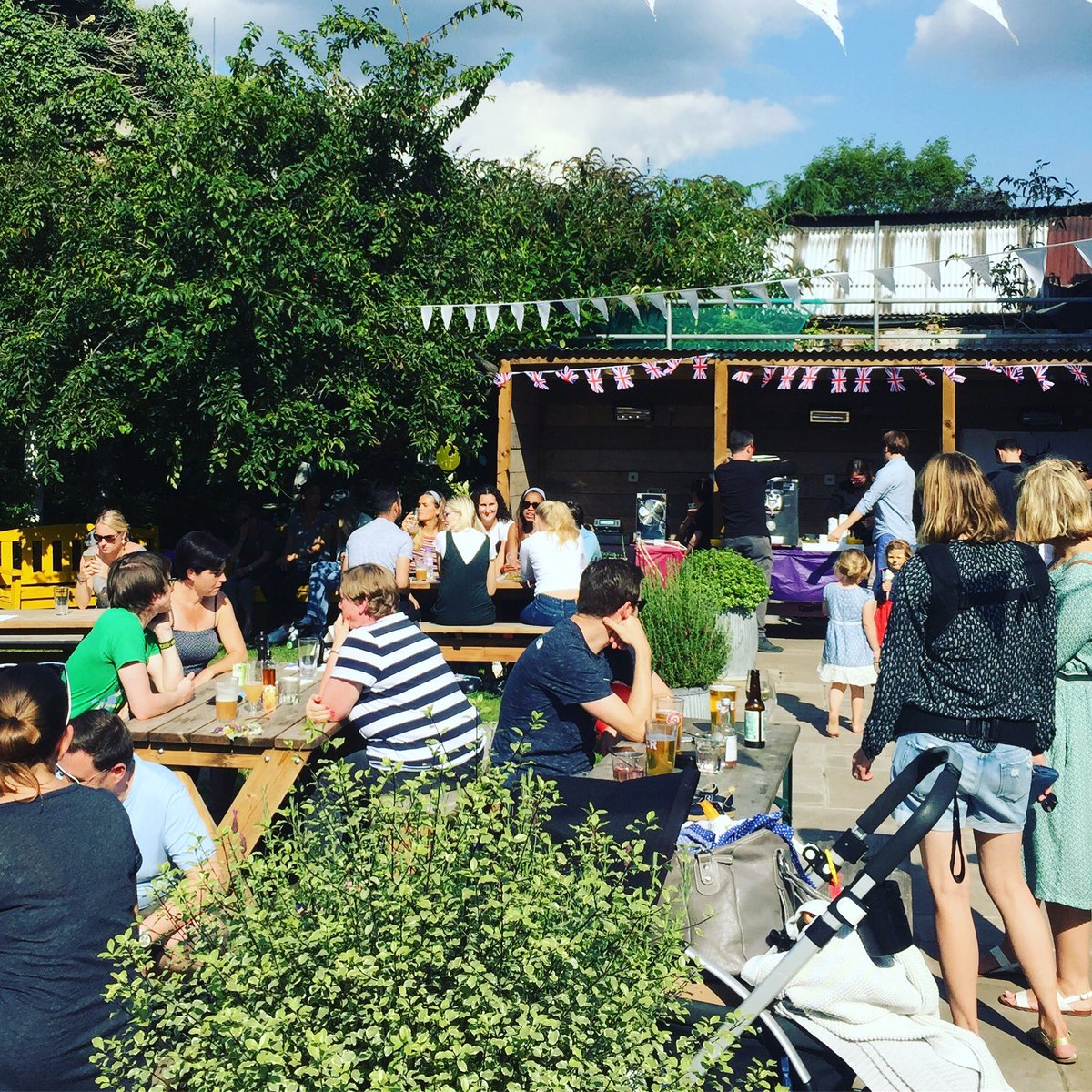 It's heaving at <a href="/TheNorbitonKT2/">The Norbiton</a> #summer party, just waiting for the #dog show to start!
