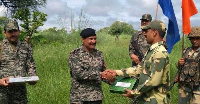 kolkata24x7eng's tweet image. #BSF-Pak Rangers Exchange Sweets To Celebrate Eid
english.kolkata24x7.com/national-news/… #CelebrateEid #ExchangeSweets