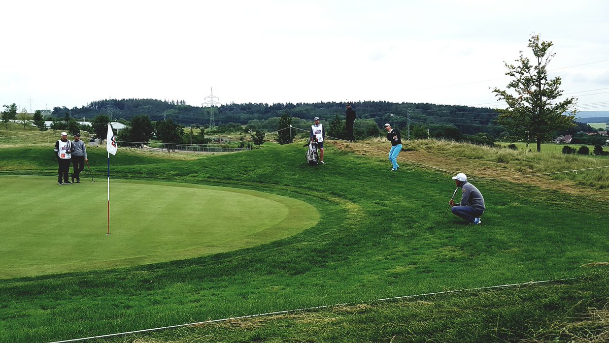 TeamJurrian's tweet photo. @jurrianvdvaart you will get better at chipping when you keep practicing 🙃 #lotsofchips #nearlytapinpar #CzechMasters https://t.co/tmoIw6NAzc