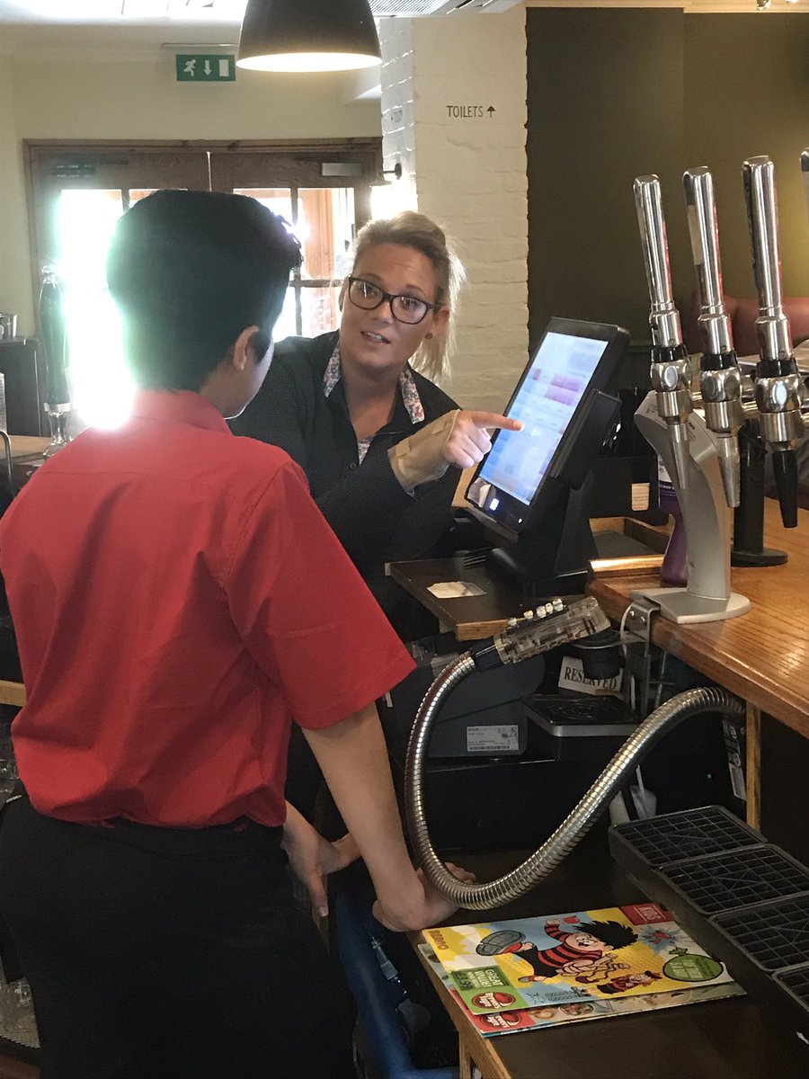 AM training the newbie🙈👌🏻 #trainingforsuccess <a href="/kirtkeza/">Kerry</a> <a href="/TheCaitlinH/">Caitlin</a> <a href="/CatalinaCiurte/">Catalina Ciurte</a>