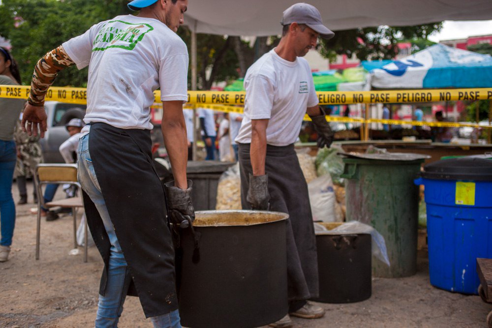 ElEvangelioC's tweet photo. Nos preparamos para repartir más de 300 mil platos de sopa en Antímano, Pinto Salinas y San Agustín. #MegaSopaCaracas https://t.co/qqhkV81W02