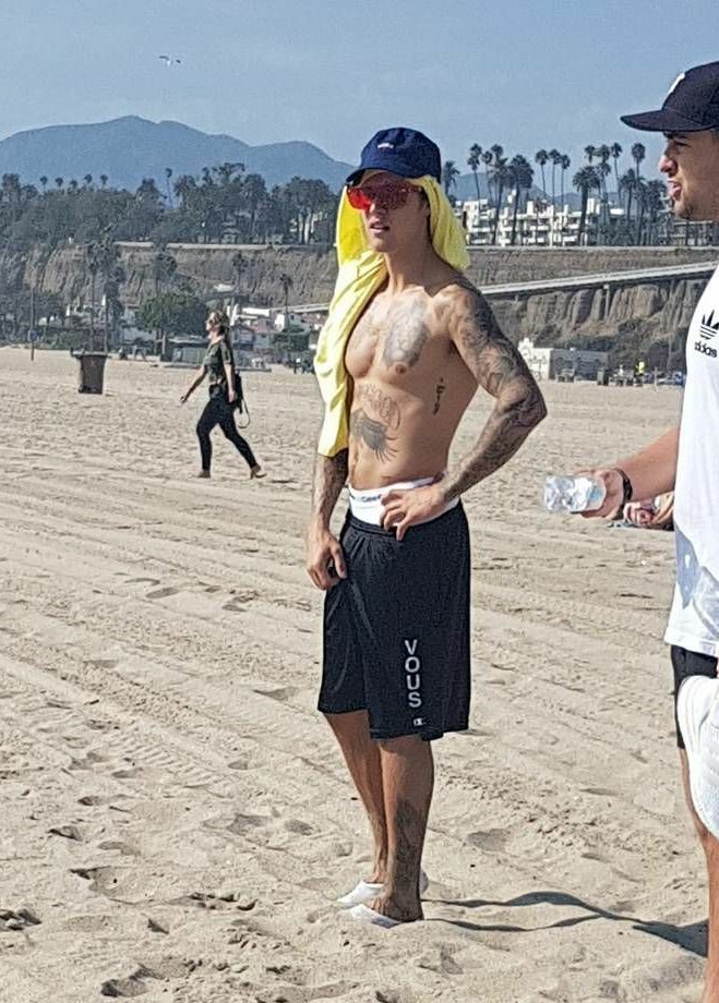 jaileyfalando's tweet photo. oi que lindo esse óculos que tava promoção justin... ou...? https://t.co/V7PvHYz5qP
