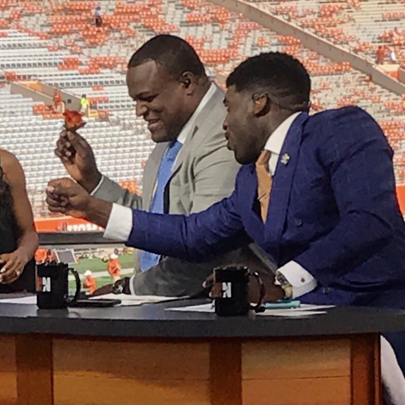 LonghornNetwork's tweet photo. Hey @chrisbharrison, just a typical rose ceremony, right? #TXGD https://t.co/HBS42SKpAd