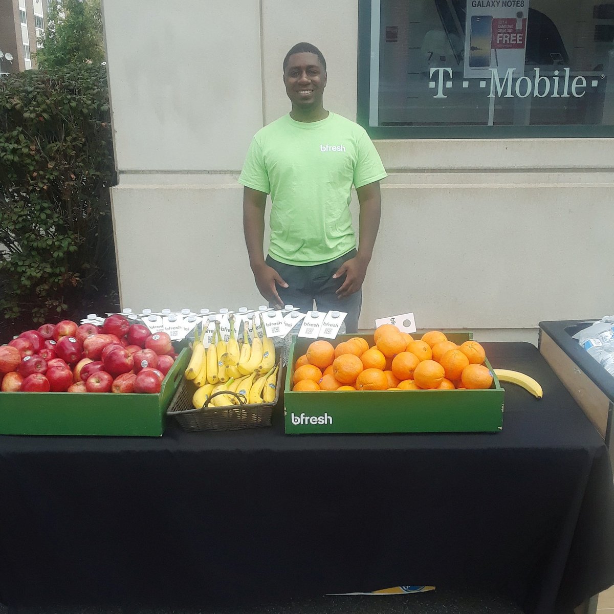 bfreshmarket's tweet photo. Students take a break from moving day &amp; stop by any of our bfresh stores from 1-5pm for complimentary fruit &amp; water 🚛🍎 #bfreshmarket https://t.co/ILkH3S52AH