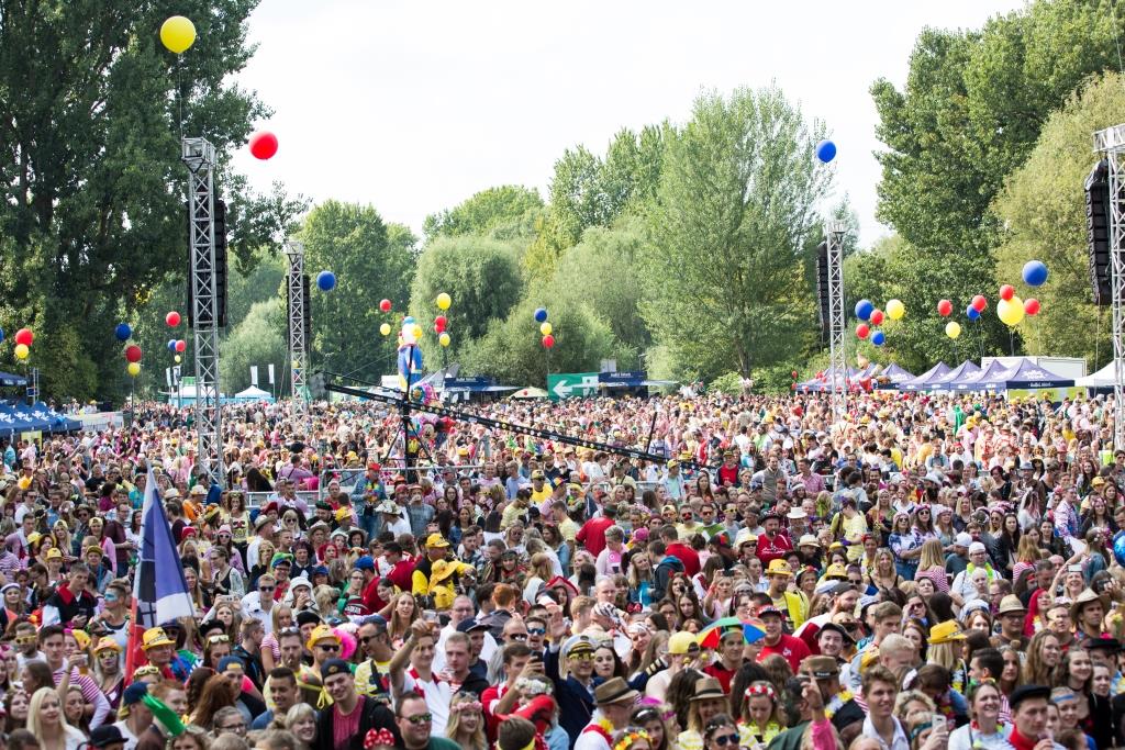 CityNEWS_Koeln's tweet photo. Die Besucher im Jugendpark #Koeln sind echte #Feierbiester bei #JeckImSunnesching: https://t.co/KMxiXeaW9A #Kölsch #JiS #Kölsch https://t.co/AY16y2neXK