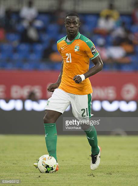 SalutCLucas's tweet photo. Le meilleur défenseur ? 
RT pour Bailly, Fav pour Koulibaly. https://t.co/mQdm8PKHQT