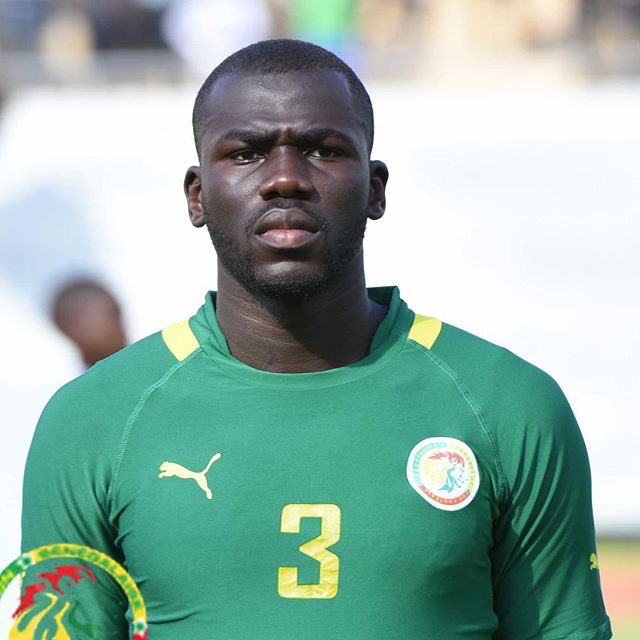 SalutCLucas's tweet photo. Le meilleur défenseur ? 
RT pour Bailly, Fav pour Koulibaly. https://t.co/mQdm8PKHQT