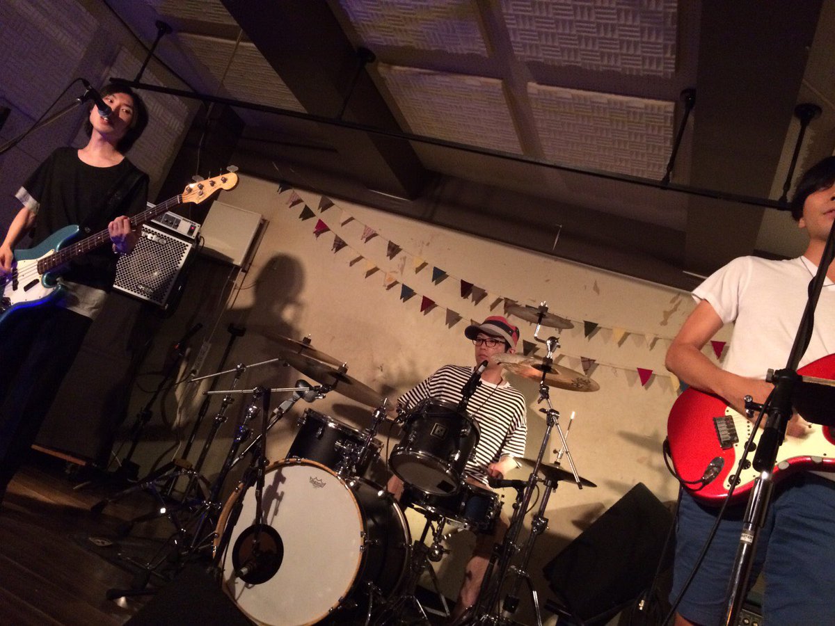 Chr1ome966's tweet photo. 新宿JAMで対バンさせて頂いたZEITSCRAPのGeNくんに下北沢モナレコードでのライブ写真を撮って頂きました‼︎
GeNくん、ありがとうございますm(_ _)m
また遠く無い将来、対バンしましょう‼︎(Chr-ome)
#ZEITSCRAP
#Chr-ome
#モナレコード https://t.co/RgaxzPjfhe