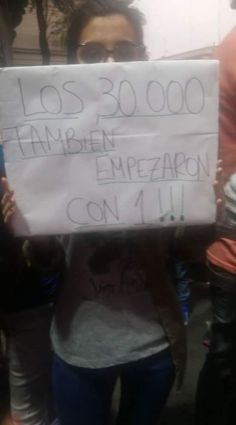 Esta chica de 18, ayer en la marcha, la tiene más clara que muchos de nosotros. Leo y me emociona que entienda tanto de qué va la cosa.