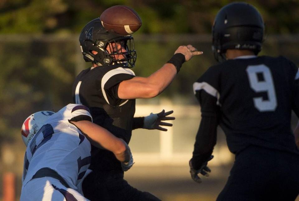 kcadcox's tweet photo. Great shot in @thenewstribune of Jordan Johnston with sack that led to fumble in the 1st Q.. Atta babe JJ! @SumnerFootball #SunsetBowl https://t.co/NrbesKzzWz