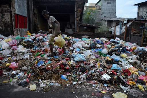 CGTNOfficial's tweet photo. #SriLanka banned plastic bags &amp; other disposable products Fri due to waste management crisis https://t.co/n9hNFlvalw