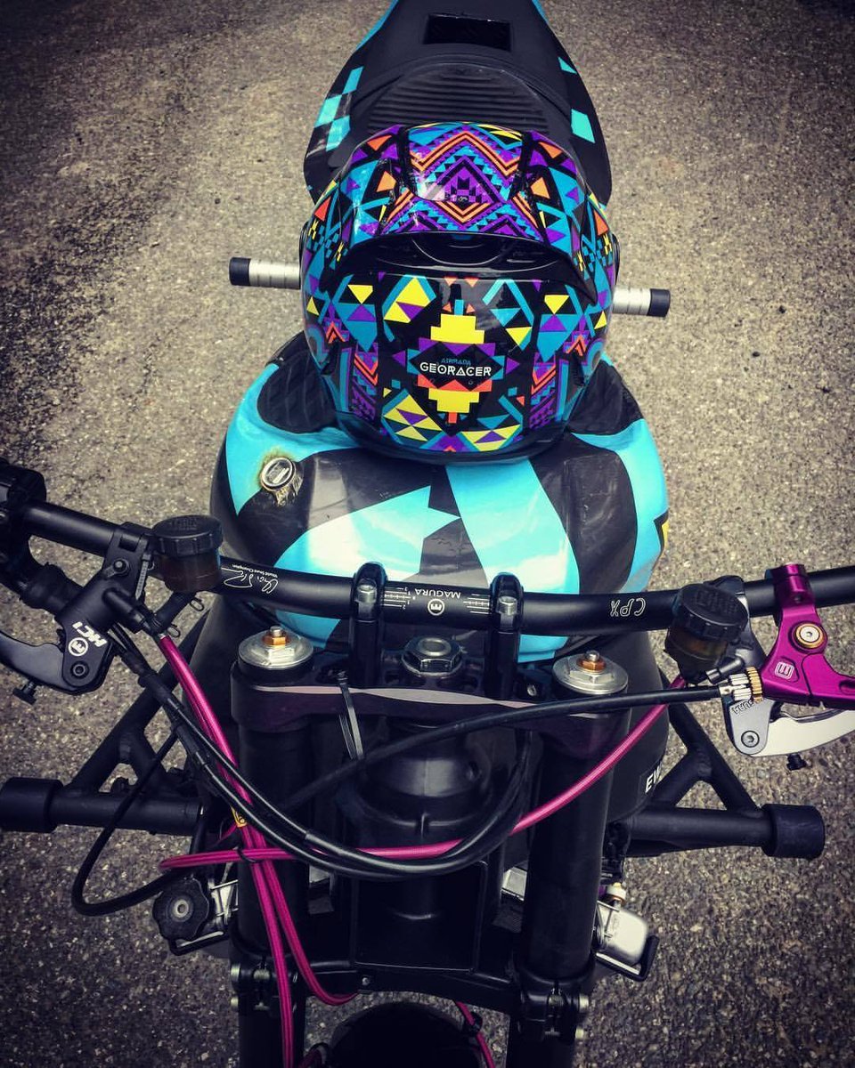 ewastunts's tweet photo. The @IconMotosports #GeoRacer helmet and the #ninja !
#ewastuntsmoto #rideicon #rideamongus #iphonephoto #magura #stuntbike #helbrakelines https://t.co/74d2S0PXmR