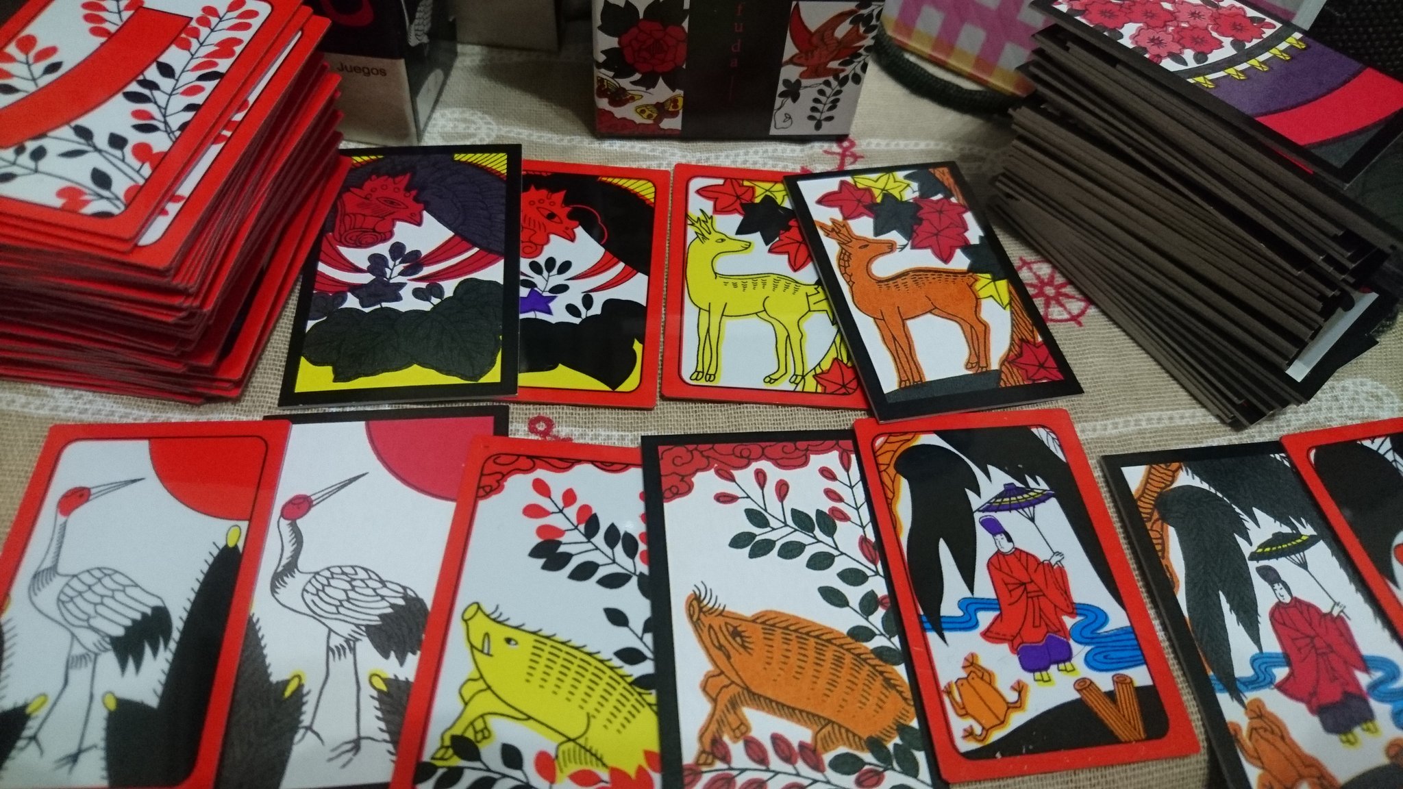 くろ ねこ ふと花札が欲しくなりダイソーとセリアでそれぞれの花札を買ってみました ダイソーはプラスチック のカードでケース付き セリアは厚紙製です ダイソーの方はディフォルメ気味で セリアの方は昔からの絵柄です 両方買えば赤黒のセットにも