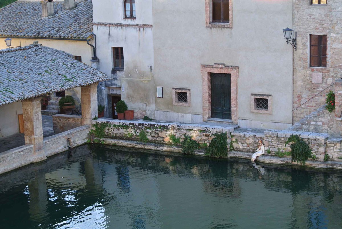 enogastrogarden's tweet photo. A #Montalcino da non perdere la #mostra di Carlotta Parisi #CartaInCanta, fino al 24 settembre alla Fortezza. https://t.co/OzozBy7geu https://t.co/z3tV9yCwEP