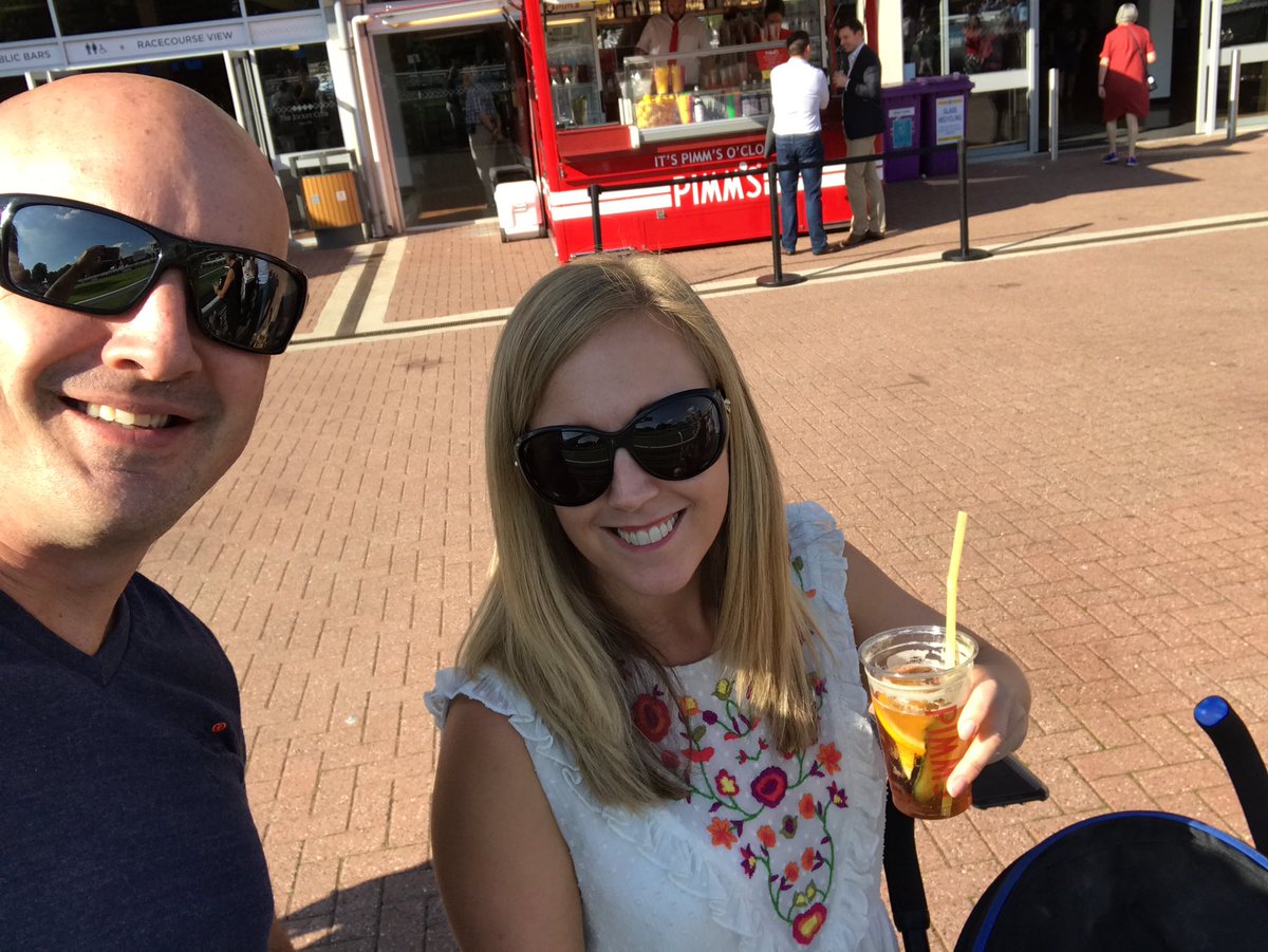 barr_ben1's tweet photo. Having a great day! 🐴 #SandownSelfie @Sandownpark https://t.co/kTx9IILC9K