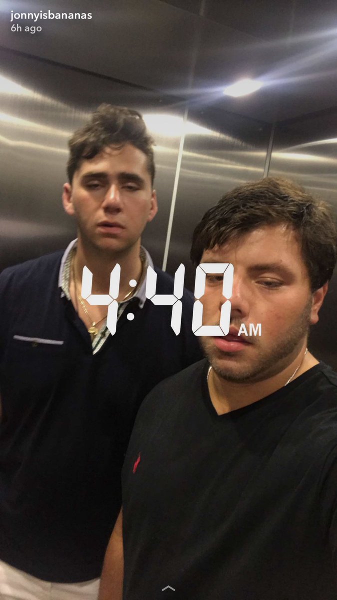 jonny_saxon's tweet photo. 1:47am vs 4:40am https://t.co/l7K4n6dDR3