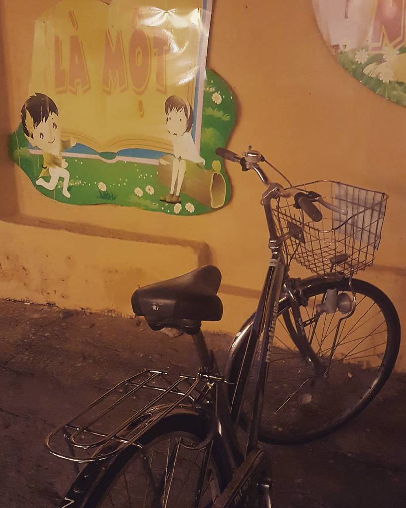 VerityRider's tweet photo. Traded in the mountain bike and gears for one day for this bad boy 🚲

#veecyclesvietnam #fixie #lamot #bikelife https://t.co/dwIm8Anpjy https://t.co/pYSeLQ9Zbs