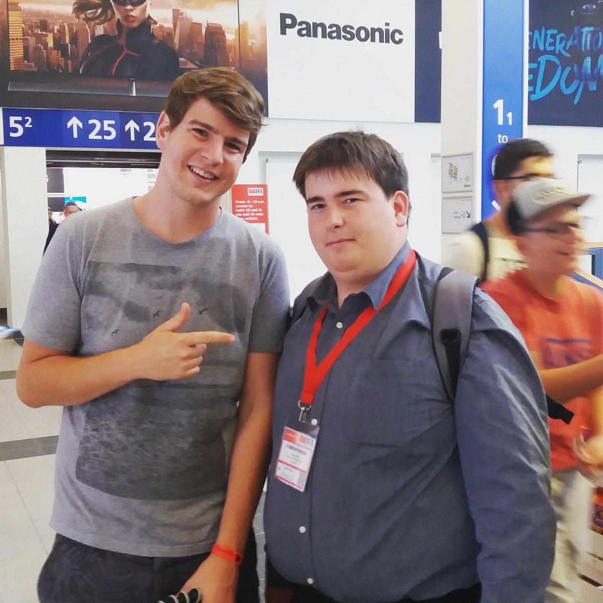 PatrickOehm's tweet image. Einfach mal so den #felixba getroffen der YouTuber ganz cooler Typ in Berlin IFA Messe